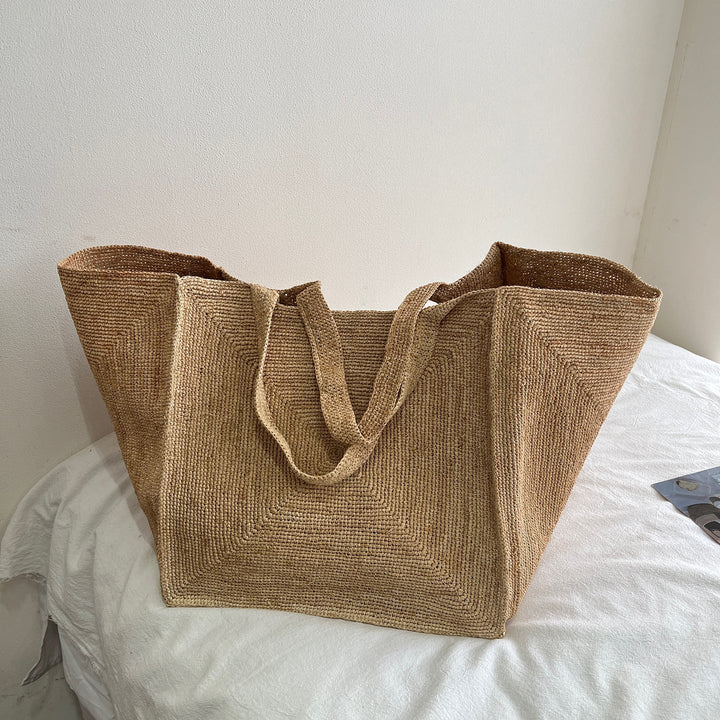 Handcrafted straw bag with stylish design Kalsten