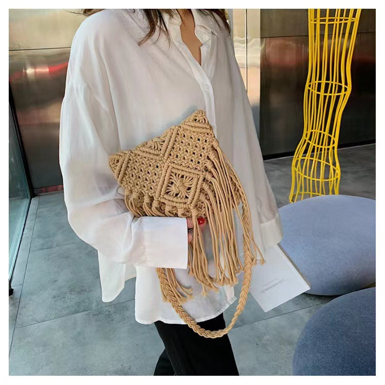 Hand-knotted macrame shoulder bag with fringes Kalsten