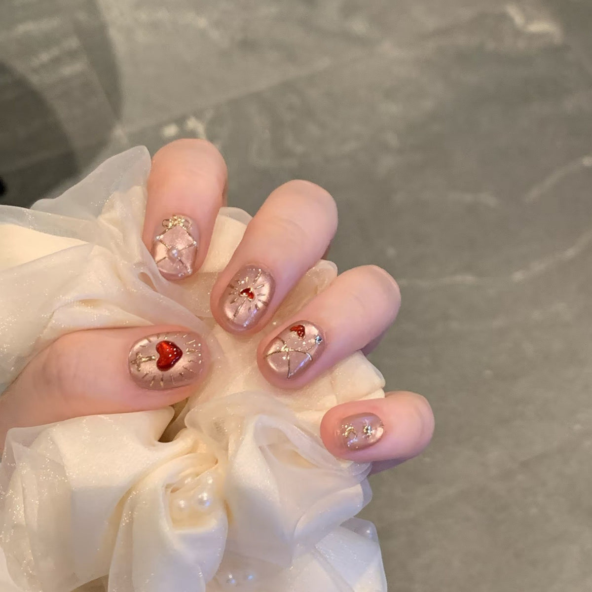 Artistic Heart-Themed Press-On Nail Art Set Acalora