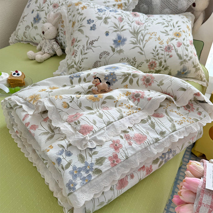Women Cozy Bedspread with Playful Floral Pattern Kalsten
