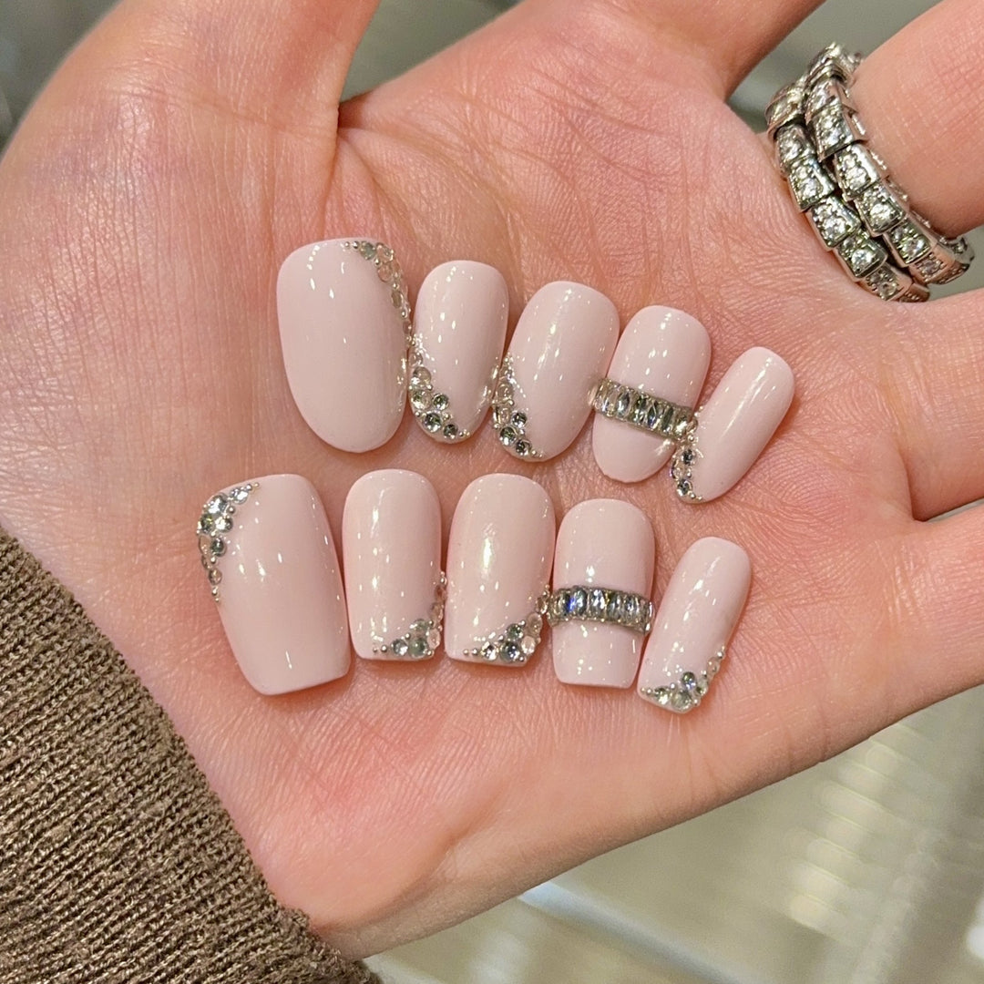 Luxurious art nails with rhinestone accents Kalsten
