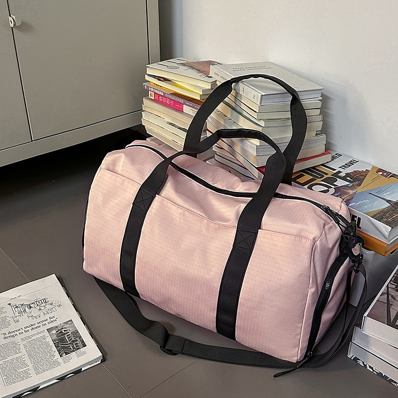 Sporty travel bag with reinforced carrying system and secure interior Kalsten