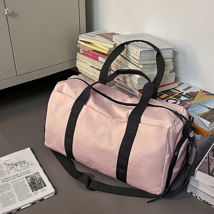 Sporty travel bag with reinforced carrying system and secure interior Kalsten