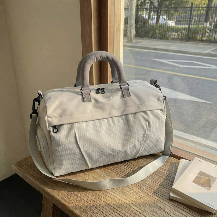 Sporty travel bag with padded carrying system and multiple compartments Kalsten