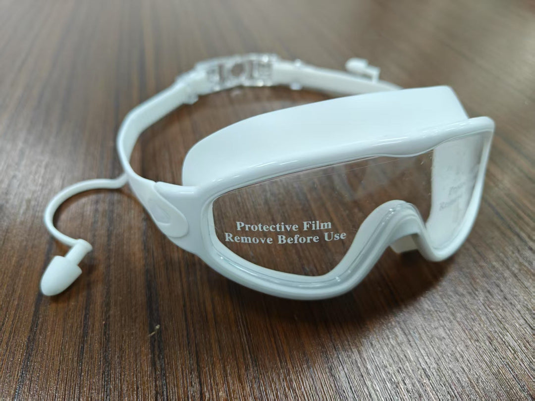 Diving mask with wide field of view and magnet holder Kalsten