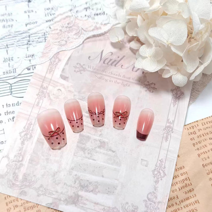 Artificial Nails in Elegant Minimalist Design Kalsten