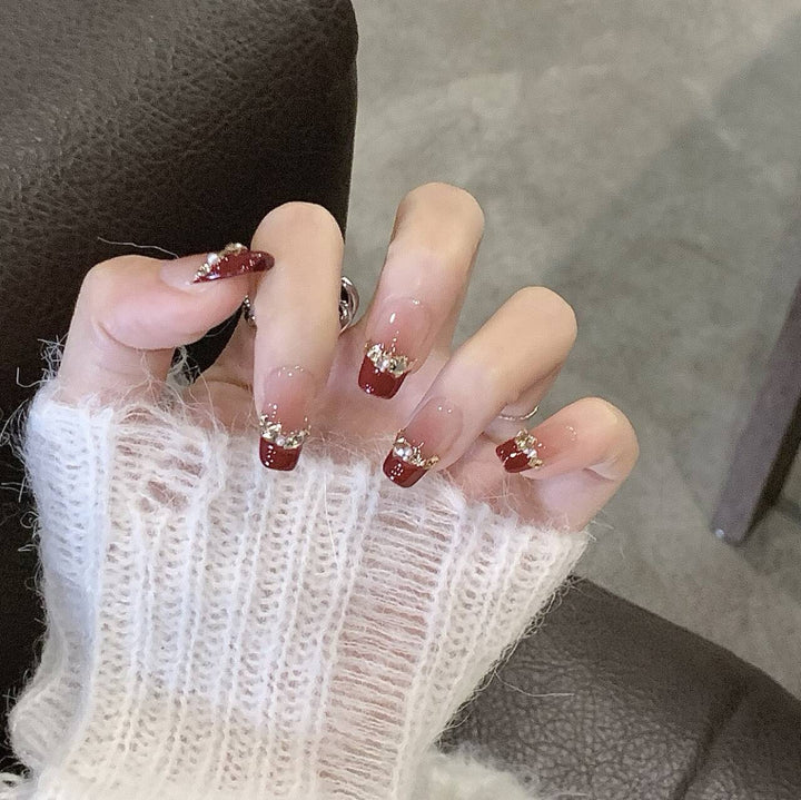 Elegant Press-On Nail Art with Gold Accents Kalsten