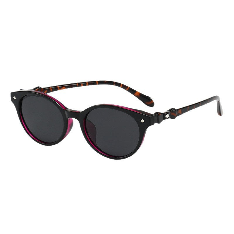 Women Retro-inspired Sunglasses with protected UV filter and sturdy frame Kalsten