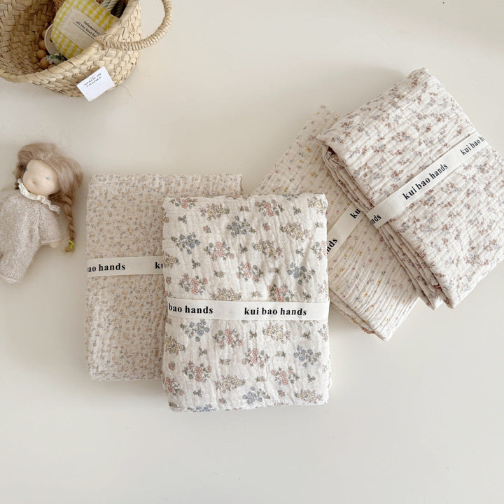 Unisex Cozy Muslin Blanket with Delicate Flower Pattern Kalsten