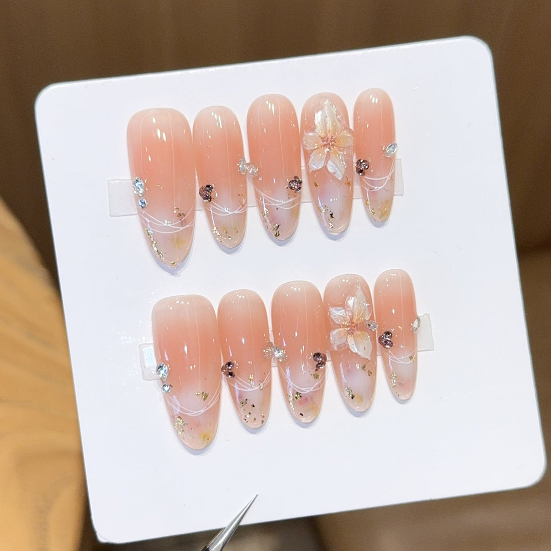 Artificial nails with delicate flower and glitter detail Kalsten