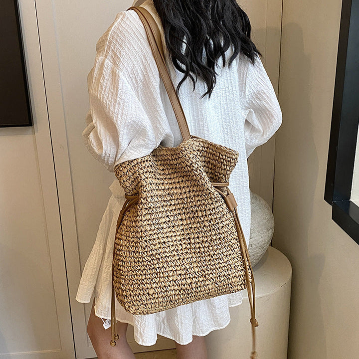 Casual straw bag with modern drawstring Kalsten