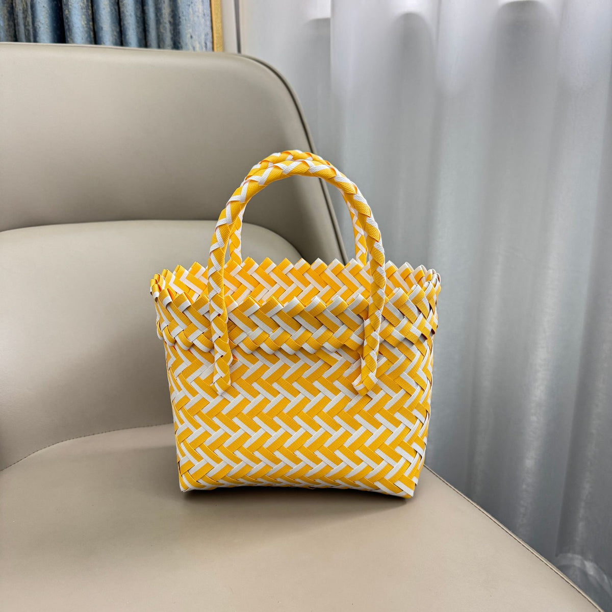Playful basket bag with bow Acalora