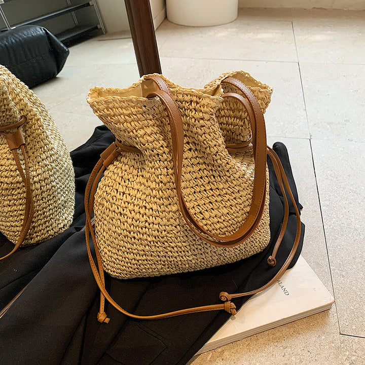 Casual straw bag with modern drawstring Kalsten