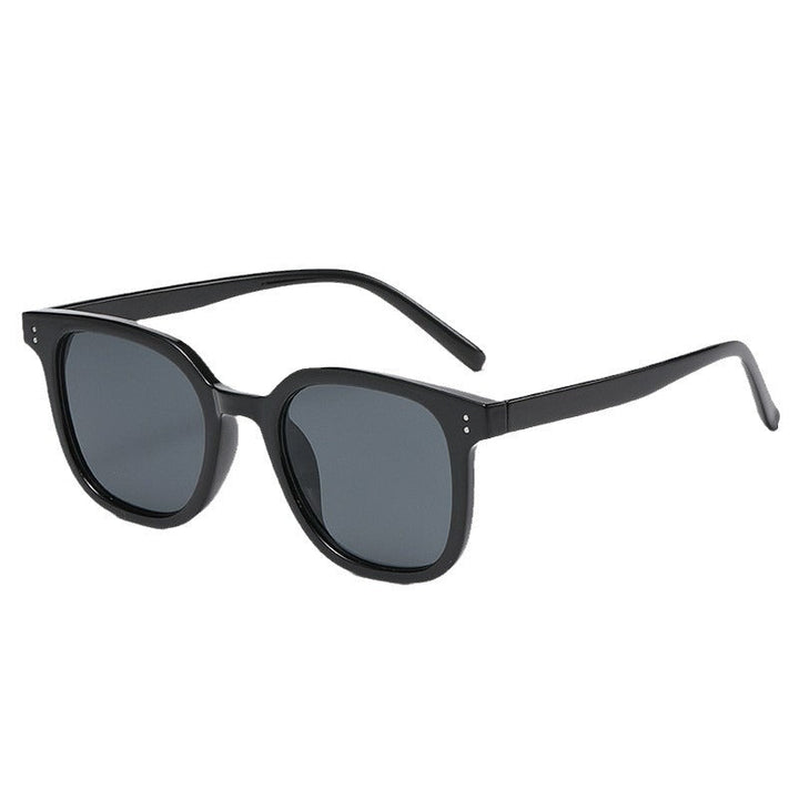 Women striking retro sunglasses with yellow-tinted lenses Kalsten