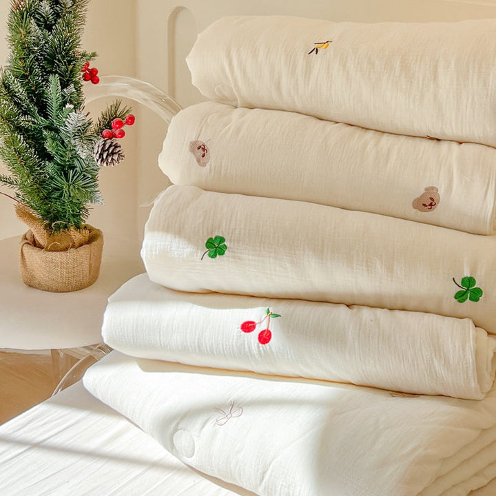 Women lightweight and breathable quilt with delicate floral patterns Kalsten