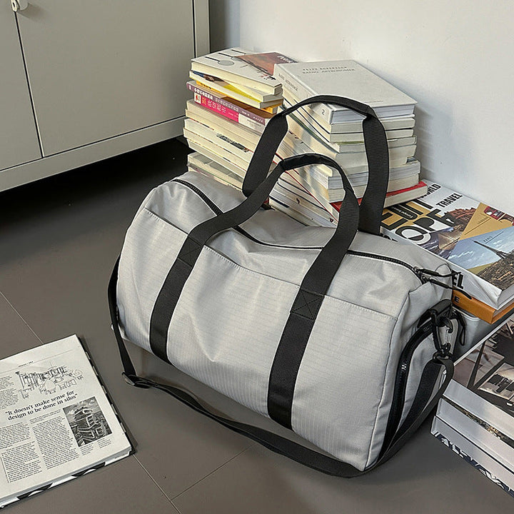 Sporty travel bag with reinforced carrying system and secure interior Kalsten