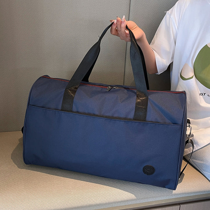 Sporty travel bag with sturdy carrying handles and removable shoulder strap Kalsten