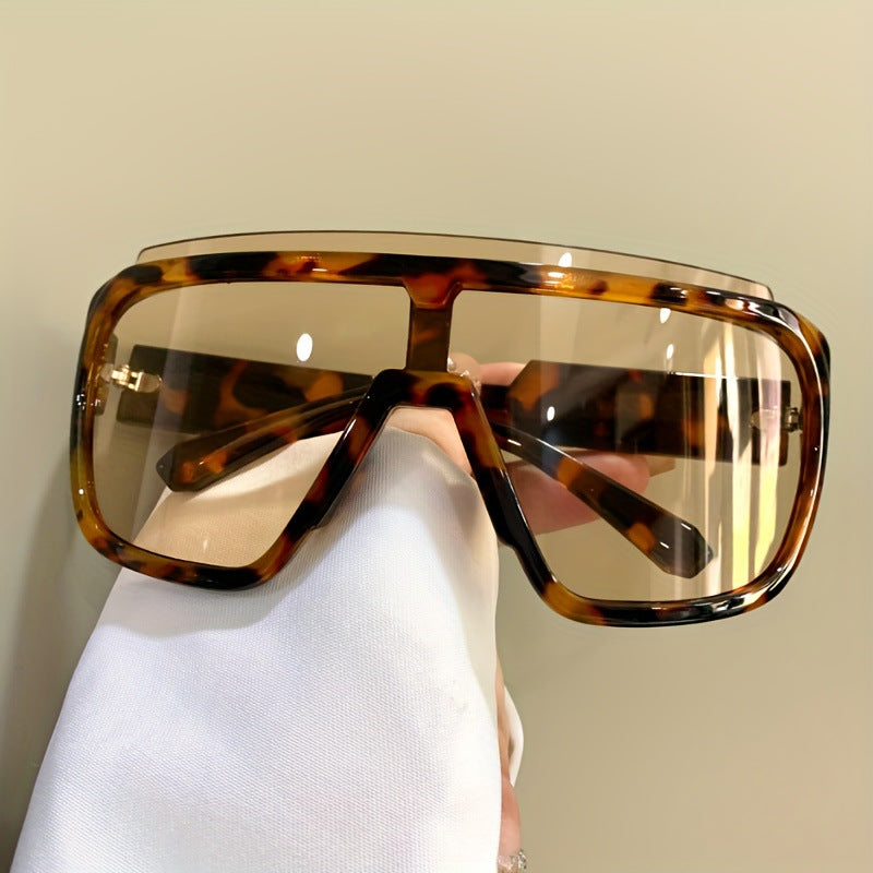 Women's sporty sunglasses with futuristic design and wide front Kalsten
