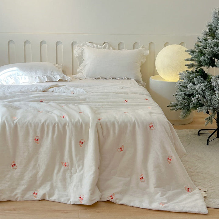 Women lightweight and breathable quilt with delicate floral patterns Kalsten