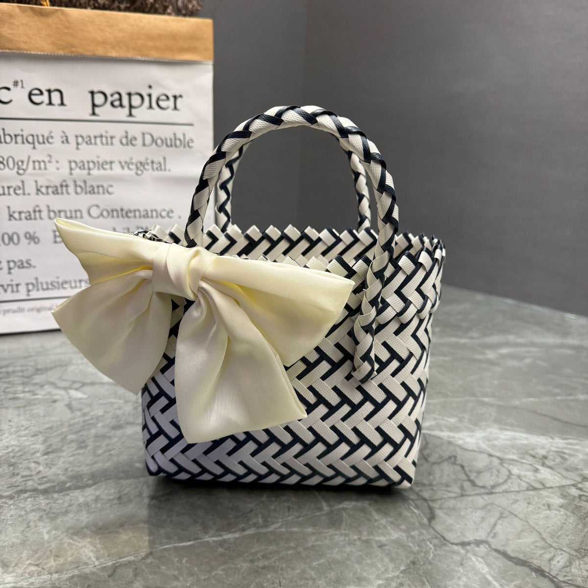 Playful basket bag with bow Acalora