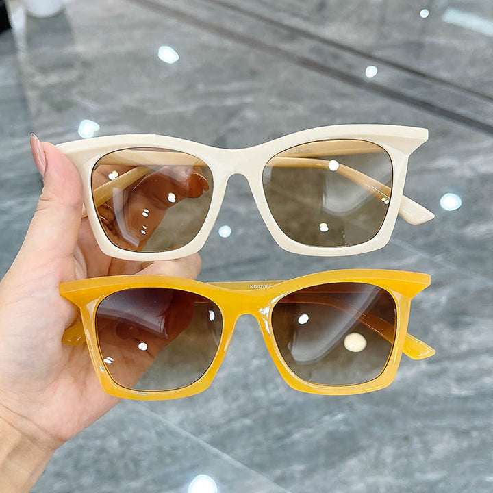 Women's Cat-Eye Sunglasses with Gradient Lenses and Transparent Frame Design Kalsten