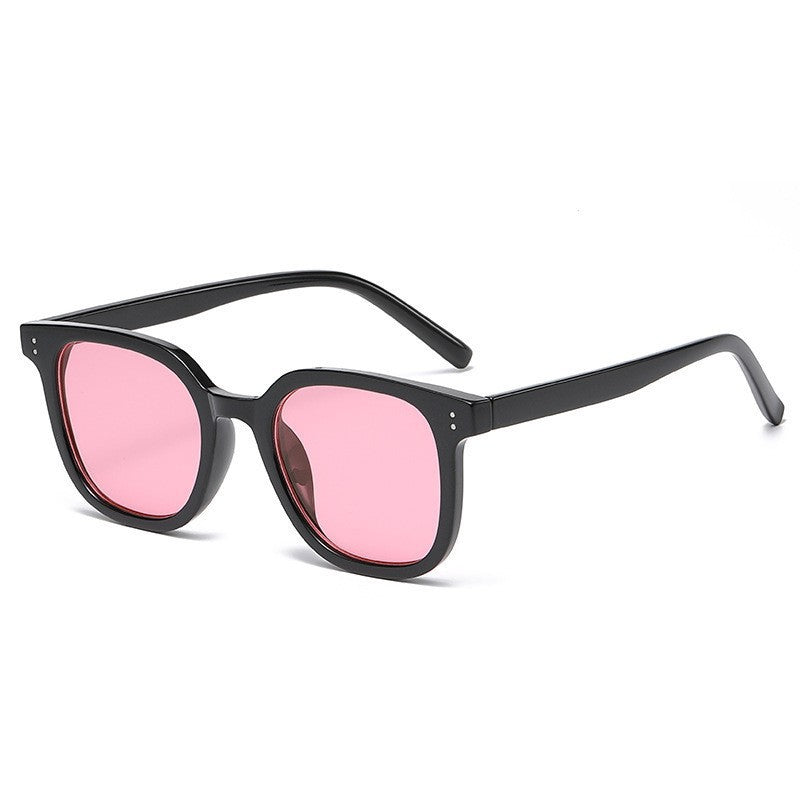 Women striking retro sunglasses with yellow-tinted lenses Kalsten