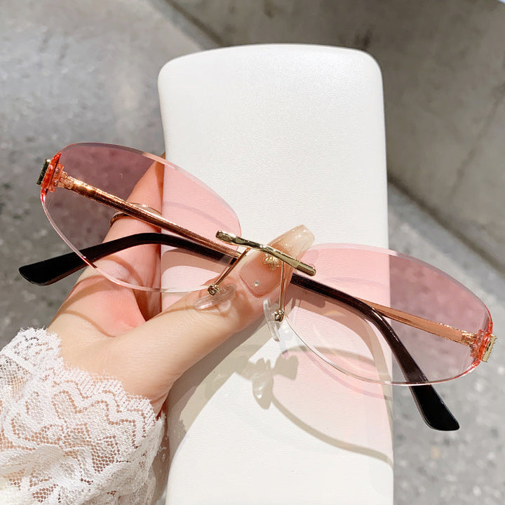 Ladies sunglasses in modern oval design with contrasting frame Kalsten