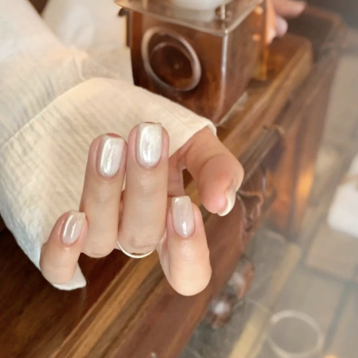 Artificial nail with luxurious pearlescent shine Kalsten