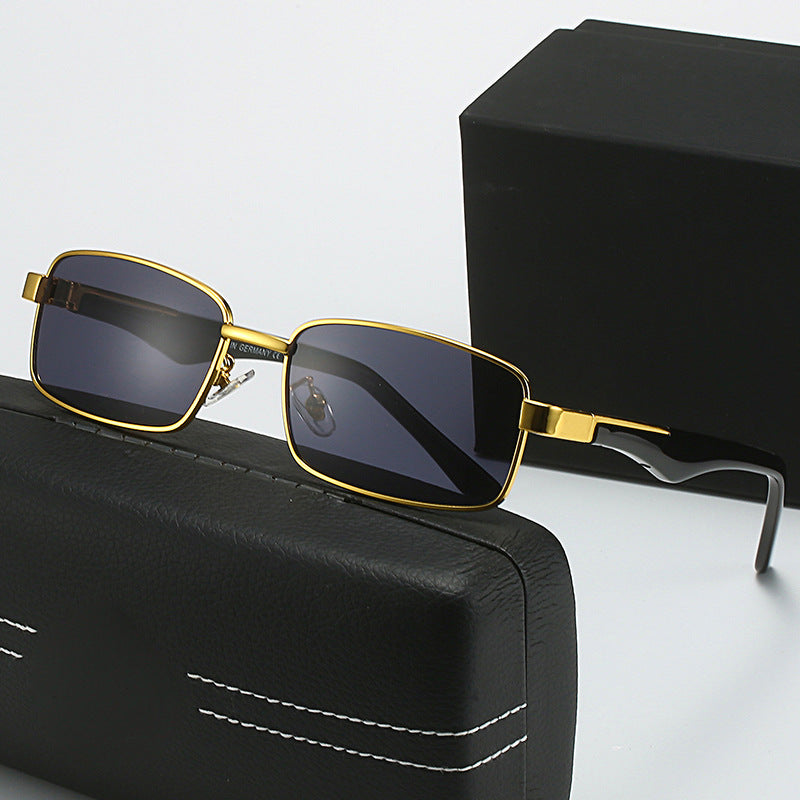 Women's corrective glasses with elegant gold-colored frame and stylish design Kalsten