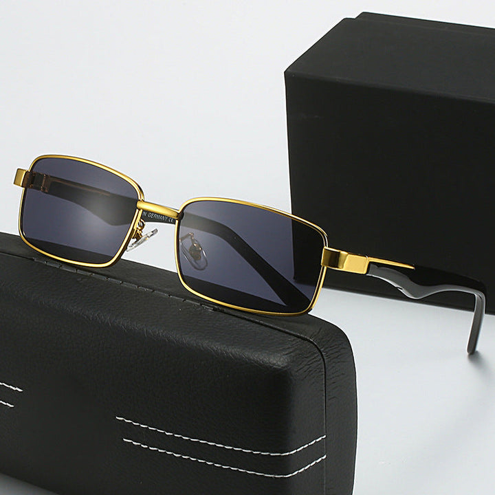 Women's corrective glasses with elegant gold-colored frame and stylish design Kalsten
