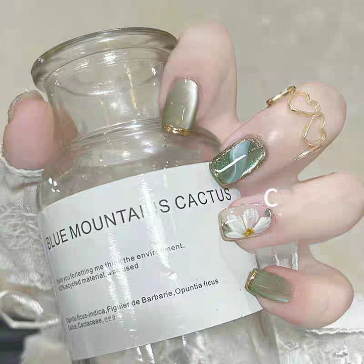 Artificial nails with floral accents and glamorous gold trim Kalsten