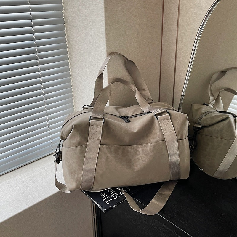 Sporty duffel bag with animal pattern and practical carrying options Kalsten