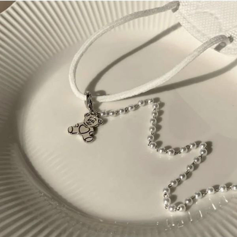 Playful pearl necklace with gold pendants Kalsten