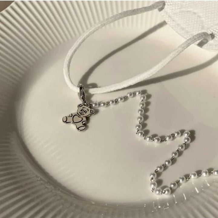 Playful pearl necklace with gold pendants Kalsten
