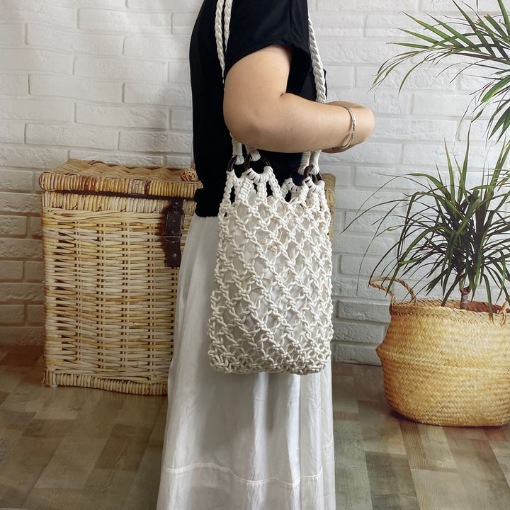 Hand-knotted mesh bag with decorative wooden rings Kalsten