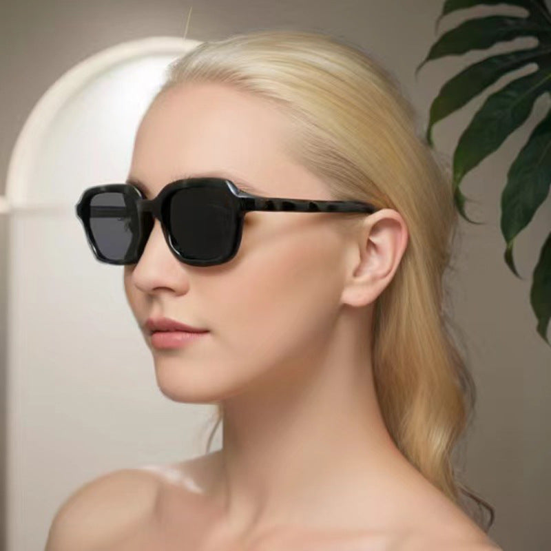 Women stylish sunglasses with distinctive design Kalsten