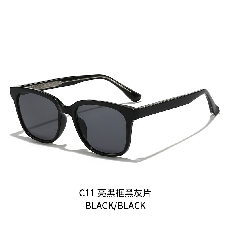 Women Retro-inspired Sunglasses with protected UV filter and sturdy frame Kalsten