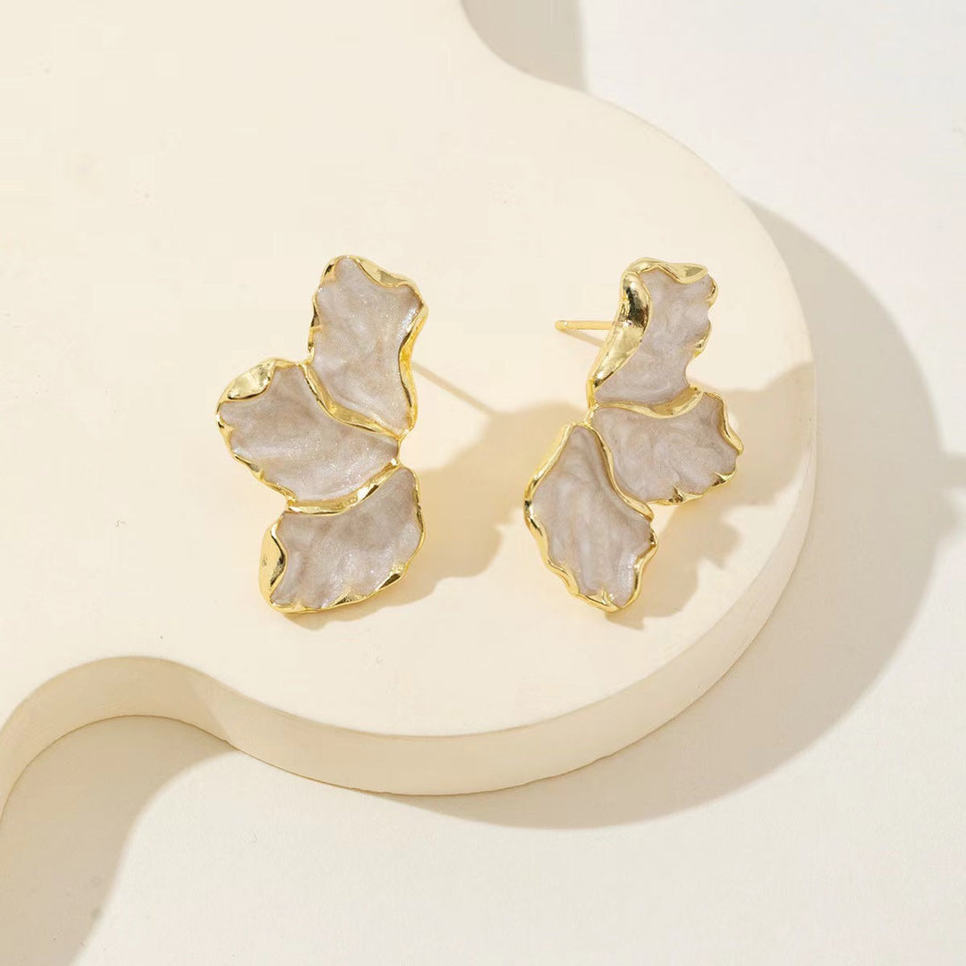 Fashionable earrings with feminine leaf design Kalsten