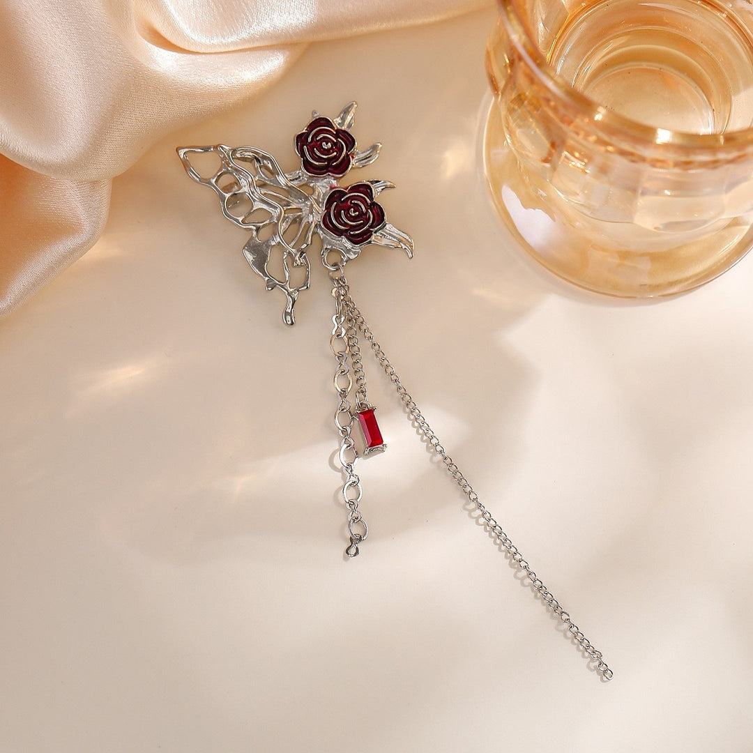 Elegant brooch with flower and chain motif Kalsten