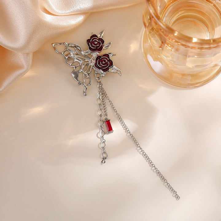 Elegant brooch with flower and chain motif Kalsten