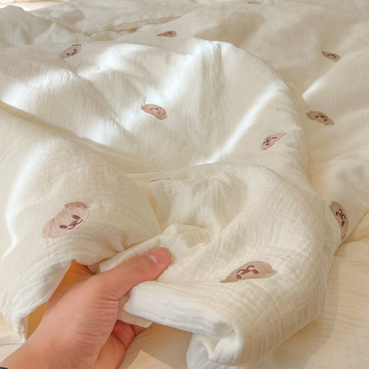 Women lightweight and breathable quilt with delicate floral patterns Kalsten
