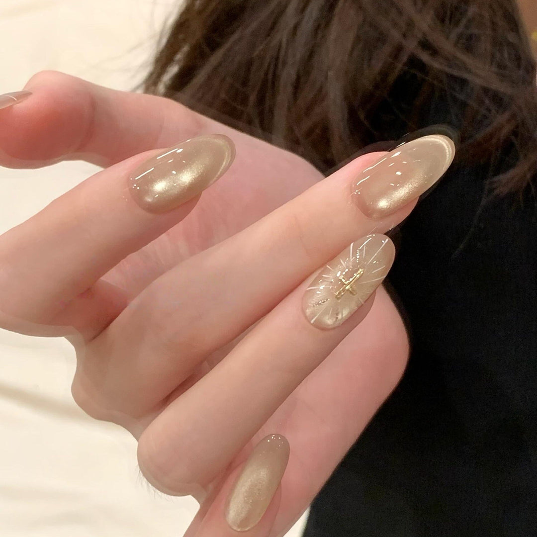 High-gloss artificial nails with filigree accents Kalsten
