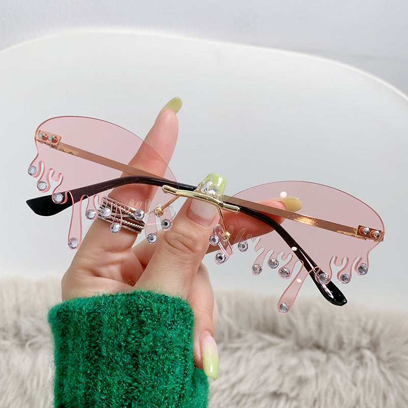 Ladies striking sunglasses in fluid design Kalsten