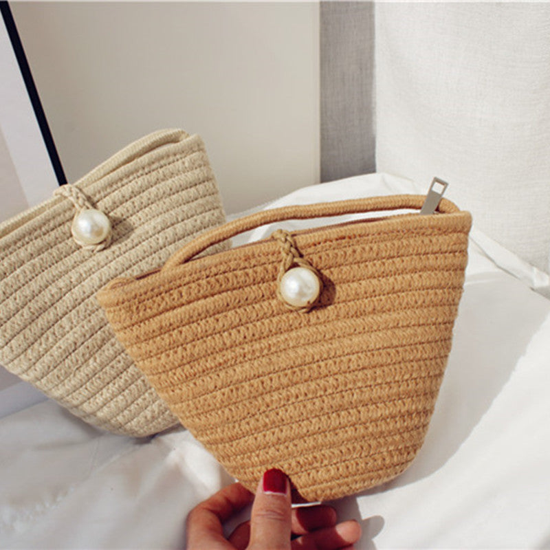 Elegant shoulder bag with pearl closure Kalsten