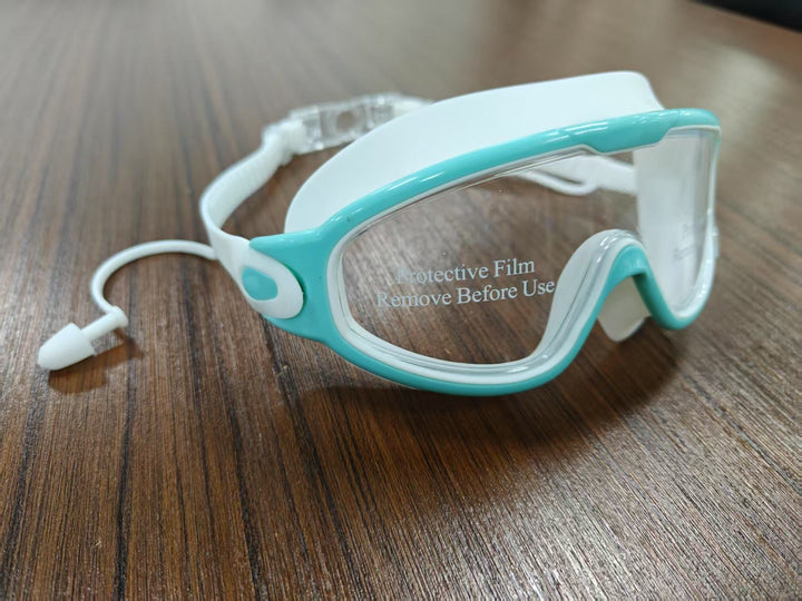 Diving mask with wide field of view and magnet holder Kalsten