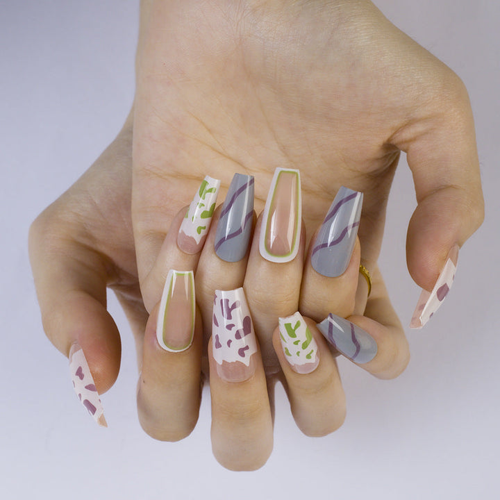 Artificial Nails in Modern Design with Graphic Patterns Kalsten