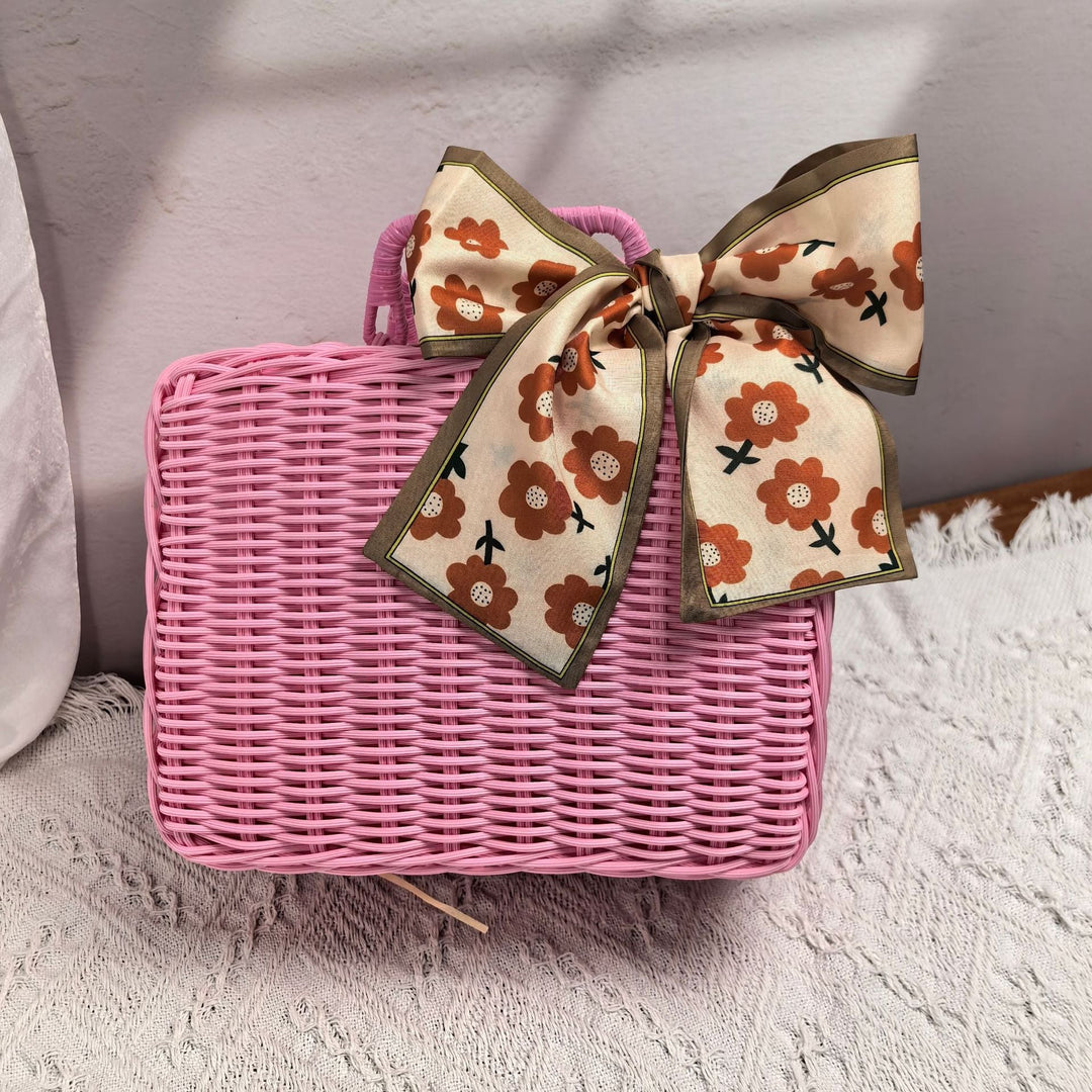 Women elegant handbag made of woven material Kalsten
