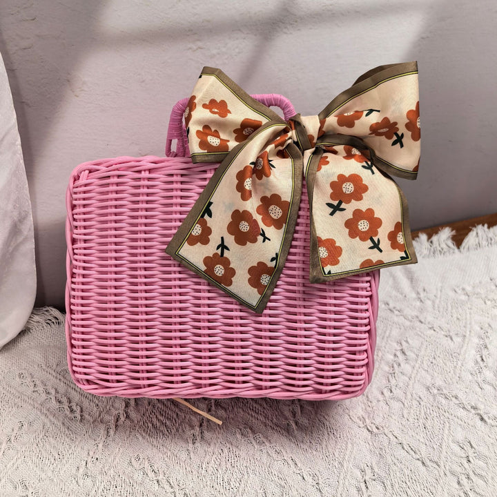 Women elegant handbag made of woven material Kalsten