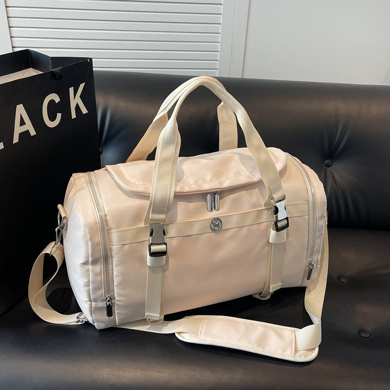 Sporty travel bag with adjustable shoulder strap and several compartments Kalsten