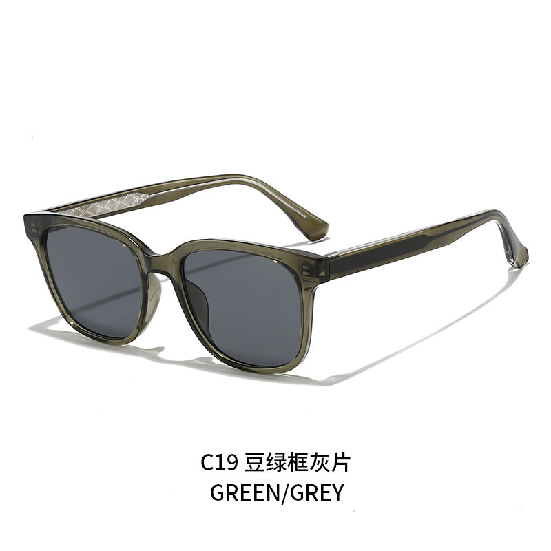 Women Retro-inspired Sunglasses with protected UV filter and sturdy frame Kalsten